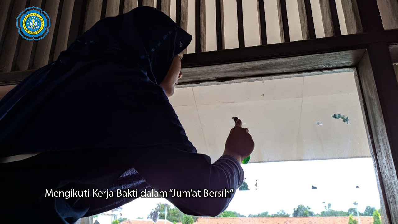 Mengikuti kerja bakti dalam "jumat bersih"