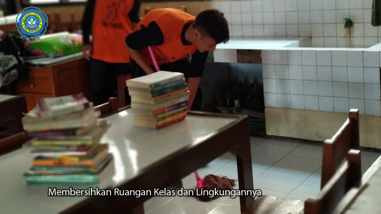 Membersihkan ruang kelas dan lingkungannya